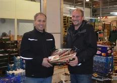 Hasan Shabani (links), Inhaber der H&N Obst- und Gemüse-Großhandel GmbH, übergibt seinem Kunden Michael Zörkler (rechts) frische Honigtomaten.