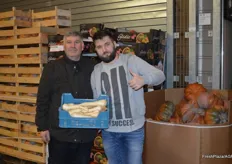 Im Bild: Hamza Özdemir mit seinem Juniorchef Seyit Özdemir. Früchte Stern führt 12 Monate im Jahr deutsche Produkte.