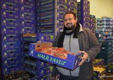 "Ruhi Yavuzs ist Geschäftsführer der Yavuz GmbH. Er präsentiert stolz seine eigene Marke "Halil Yavuz"."