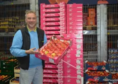 Jean Dölling von der Bangert & Hörr GmbH präsentiert Äpfel der Marke Pink Lady.