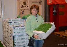 Lydia Hanne von Lydia Hanne-Kräuterhandel präsentiert ihr neues Weizengras.
