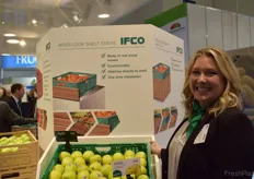 IFCO SYSTEMS GmbH, Vice Präsident Global Marketing, Frau Hillary Femal präsentiert die verschiedenen Lösungen in der Kistengestaltung.