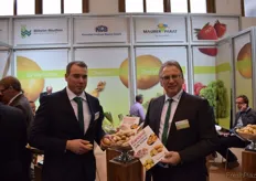 Herr Ferdinand Buffen (rechts), Geschäftsführer der Wilhelm Weuthen GmbH & Co KG Agrarhandel und Herr Julien Jeurissen (links), Qualitätsmanager präsentieren stolz die neue robuste Allzweckkartoffel Ranomi auf der Messe.