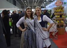 Die Bodensee-Apfelprinzessinen (v.l) Michaela Herz und Ines Klotz waren für die Obst vom Bodensee GmbH auf der Messe unterwegs.