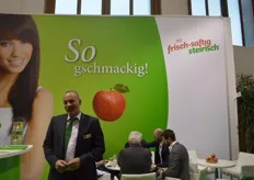 Geschäftsführer David Eibel von der Erzeugerorganisation OPST Obst Parnter Steiermark GmbH aus Österreich am Gemeinschaftsstand mit der EVA Handels GmbH (Export Vereinigung Apfel) und der VHB - Von Herzen Biobauern Österreichs.