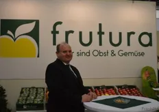 Stolz präsentiert Franz Städtler am Stand des Frutura Obst & Gemüse Kompetenzzentrum GmbH seine Produkte.