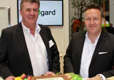 Bert Schmitz vom Gartenbau Schmitz und Landgard Vorstandsvorsitzender Armin Rehberg gratulieren der Fruit Logistica zum 25. Jubiläum mit herrlicher Torte.