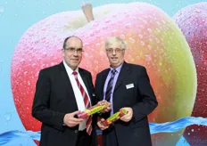 Frank Döscher, CEO der Elbe-Obst präsentiert hier zusammen mit Herrn zum Felde stolz den Snackapfel Rock-it in der Röhre.
