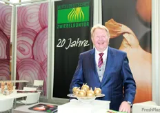 Der mitteldeutsche Zwiebelkontor feiert 2017 sein 20jähriges Bestehen. Geschäftsführer Poul Sonnichsen präsentiert stolz seine 'goldenen' Zwiebeln.