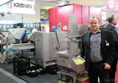 Stephan Zillgith, geschäftsführender Gesellschafter der Kronen GmbH präsentiert stolz die neue Gemüsenudelmaschine des Unternehmens.
