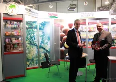 Joachim Alkewitz und Bernd Hofmeister von Palm Nuts & More präsentieren stolz ihre Produkte.