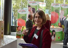 Sabine Liebertz von der Amerikanischen Botschaft lässt sich die frischen Fruchtsäfte gut schmecken.