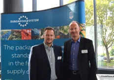 Klaus Michael Ruck und Marian Polomski von Euro Pool System International GmbH zeigen wiederverwendbare Verpackungen in der Frischekette.