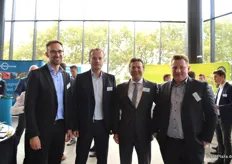 Ralf Thielen, Thomas Endress en Lukas Zagorski von Van Wylick GmbH mit Josef Koch (dritter von links) von Kölla in ihrer Gesellschaft.