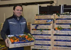 Inhaber Johannes Buschhütter des gleichnamigen Obst & Genüsehandels zeigt seine frischen Mephistus Mandarinen