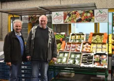 Das Team des Obst & Gemüse Frischepartners: Inhaber Wilfried Schenk und sein Mitarbeiter Peter Gerritsen zeigen ihr vielfältiges Angebot.