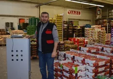 Der stolze Geschäftsführer Sükrü Karahan des Maxime Lebensmittelgroßhandels zeigt seine Erdbeeren aus Belgien. Der Händler und sein Bruder Mustafa haben vor kurzem eine Halle gegenüber angemietet wo sie ihre Waren waschen, schneiden und verpacken.