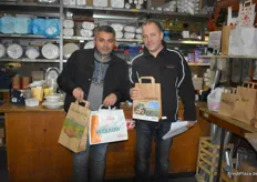 Inhaber Memtaz Zahdihs des Verpackungshandels Pap-Plast und einer seiner Kunden.