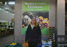 Verkaufsleiterin Anastasia der Feinkostfirma Christos Kokkinidis. Der Feinkostgroßhandel hat ein großes Obst & Gemüse-Sortiment mit u.A. Kohlgemüse, Granatäpfeln und Orangen.