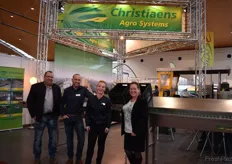 Peter Thijssen, John & Ingrid Beeren, und Angelique Christiaens vor dem Stand der Firma Christiaens Agro Systems