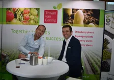 Sander Koenen und Jamie Petchell (Global Plant Genetics) beim Stand des Thwan van Gennip