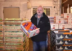 Inhaber Heinz Karstner der Firma Gebr. Gottschalk zeigt seine frischen Orangen
