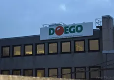 Die Firma DOEGO (Dortmunder Einkaufsgenossenschaft für Obst und Gemüse) ist zuständig für den Einkauf und die Versorgung mit Obst und Gemüse für die regionalen REWE- Märkte