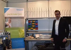 Florian Breitbach vor dem Stand der Firma Easypack. Die Firma beliefert u.a. Biofood-Unternehmen in Deutschland mit kompostierbaren Kartonagen
