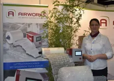 Frau Susanne Himmels vor dem Stand der Firma Airworks. Die Luftpolstermaschinen werden auch schon in der Lebensmittelbranche eingesetzt.