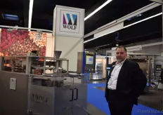 Arno Wördermann zeigt eine Schlauchbeutel- Verpackungsmaschine der Firma Wolf