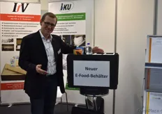 Forscher Jörg Loges zeigt ein Mustermodell des sogenannten E-Food Behälters. Dieser Versanbox hat drei Teilen mit unterschiedlichen Temperaturen.
