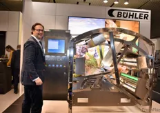 Joel Chase zeigt eine vollautomatische Anlage der Firma Bühler.