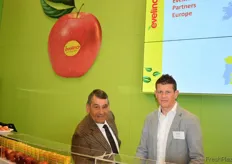 Ernst Curti (Baumschule FruitPlant) und Norbert Forti vor dem Gemeinschaftsstand des Evelina-Obst.