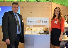 Vertriebsleiter Christian Steep und Corinna Schruff zeigen die farbige Kartoffelzüchtungen der Firma Bavaria Saat.