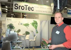 Christian Thal vor dem Stand der SroTec, Lieferant von Bündel- Etikettierung- und Schneide-Anlagen.