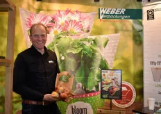 Ewald Bouwmeister der Weber Verpackungen zeigt das Spitzenprodukt der Firma: Lebensmittelbeutel aus 90 Prozent kompostierbarem Papier.