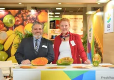 Daniel Pinto und Susanne Ratss der HLB Tropical Food GmbH importiert u.a. die Papaya Formosa per Flugzeug aus Brasilien.