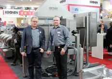 Stephan Zillgith, geschäftsführender Gesellschafter der Kronen GmbH und Heiko Schönbroich vor der neuen Salatschleudermaschine.