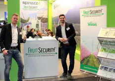 Christian Wolf und Kevin Klamminger informieren die Kunden auf dem Stand der Fruit Security GmbH über ihre Hagel- und Regenschutznetze