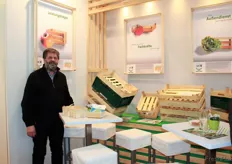 Franz Rebhan zeigt auf dem Stand der GROW e.V. die nachhaltigen Holzverpackungen