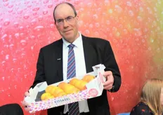 Frank Döscher von Elbe Obst präsentiert den roten Apfel 'Kissabel'