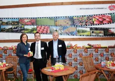 Nanette Eisfeld, Patrick Ruffert (Geschäftsführer der MEV GmbH) und Walter Thuile vom BB Brandenburger Fruchhandel.