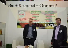 Ingo Weinzierl und Jochen Bayer am Stand der Firma Bayer mit den Herren . Das Sortiment der Fruchtsaftherstellung besteht für etwa Dreiviertel aus ökologischen Erzeugnissen.