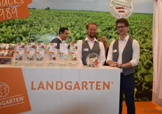 Timm Klein und Michael Kaintz zeigen die köstlichen Trockenfrucht- und Nussmischungen der Firma Landgarten.