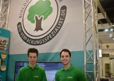 Jonas Schulte und sein Kollege Luca Altenwerth der Firma Schröder Folien