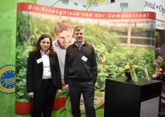 Ein und Verkäuferin Martina Reinneker und Vorstandsvorsitzender Christian Müller am Stand der Reichenau eG. Etwa ein Viertel der heutigen Erzeugnisse sei bereits bio-zertifiziert, so Herr Müller.