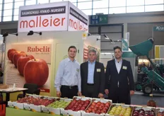 Die Vertretung der Malleier Baumschule: Geschäftsführer Walter Malleier (mitte) und zwei seiner Angestellten. Die Baumschule ist ein Mitglied des südtiroler Baumschule-Verbandes KSB