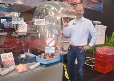 Verkäufer Mischa Partosch zeigt die neulich lancierte antimikrobiellen Verpackungslösungen der Verpa Folie Weidhausen GmbH