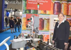 Auf dem Stand der Firma Logopak zeigt Claudia Berg die Etikettierungsanlage für Lebensmitteln aller Art.