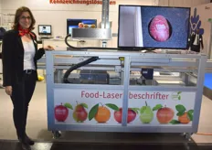 Selma Kürten-Kreibohm zeigt die nagelneue Laser-Anlage der Bluhm Systeme GmbH.